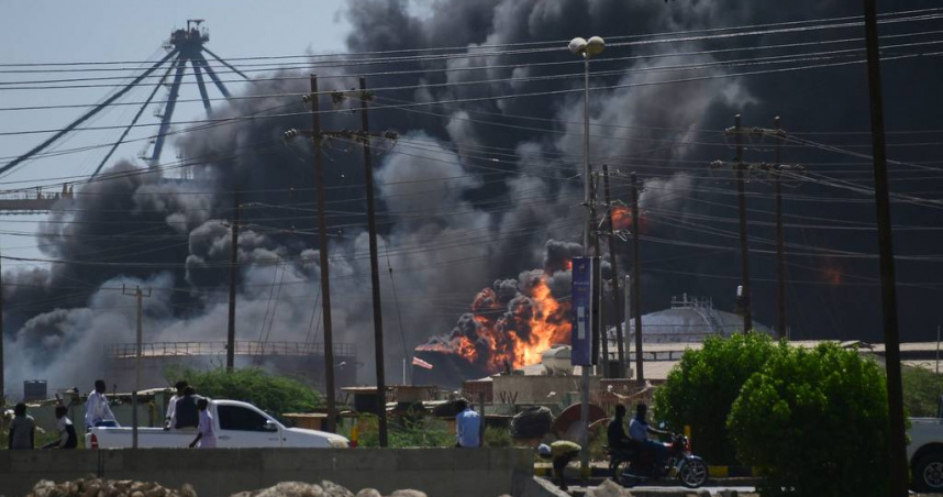5月時RSF派遣無人機襲擊蘇丹紅海城市蘇丹港的北部港口畫面。（示意圖／達志／美聯社）
