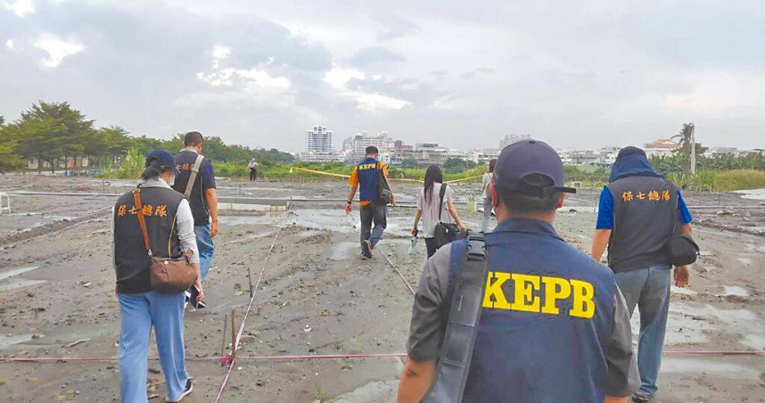 高雄市大寮區農地遭非法傾倒建築廢棄物，遭議員李雅靜揭露後，雄檢主動分案偵辦，日前派出專案小組會同高市環保局，至事發地點聯合稽查蒐證。（圖／雄檢提供／中國時報丁治綱高雄傳真）