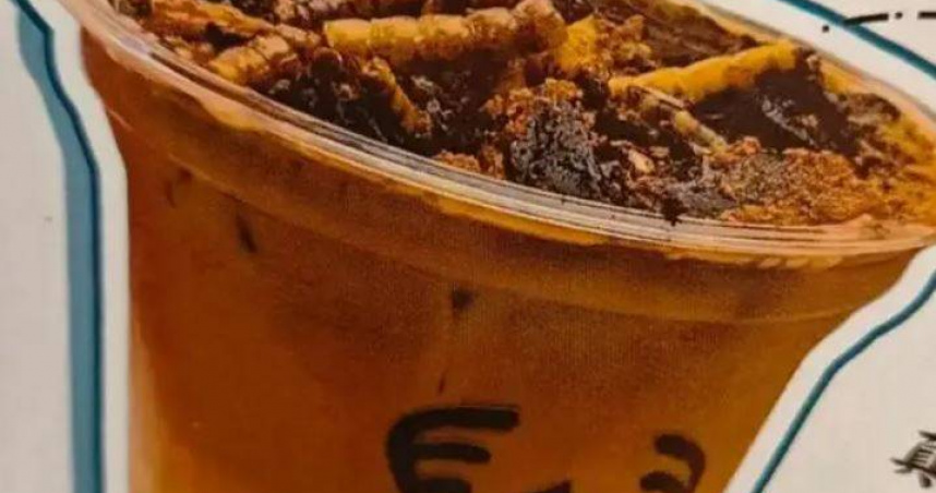 大陸北京萬物博物館近日推出「蟑螂粉咖啡」，在網路上掀起熱議。（圖／翻攝自微博）