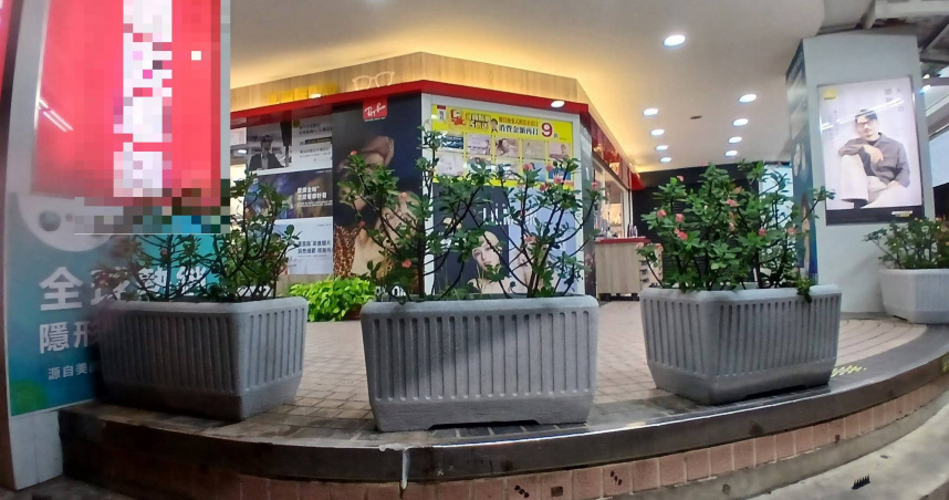 羅姓男子不滿樹林後站常有街友聚集，竟放防鴿用塑膠尖刺板想趕人，遭警方依法送案。（圖／翻攝畫面）