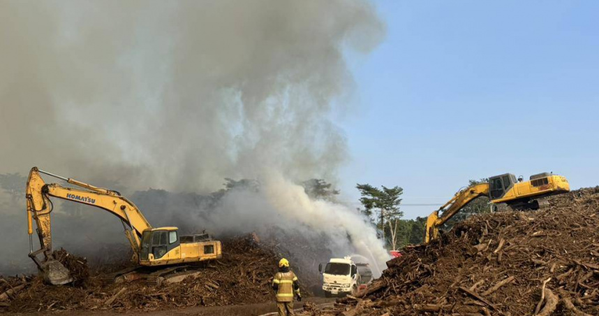 台南市後壁區烏樹林廢棄物暫置場21日發生火警，延燒14小時，直至22日上午10點50分才撲滅。（圖／台南市消防局提供）