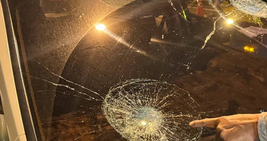 後車追撞竟掏榔頭狂追人，砸車又打警「失控男」遭壓制送辦。（圖 ／翻攝畫面）