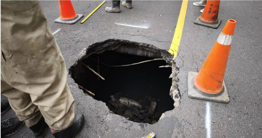 新莊體育場旁出現2公尺深天坑，工務局則緊急封路以釐清事故原因。（圖／翻攝畫面）