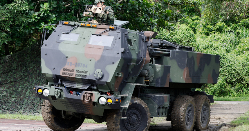 7月在台中舉行的年度漢光軍事演習期間，一套高機動性火箭系統（HIMARS）在園區內展出。（示意圖／路透社）