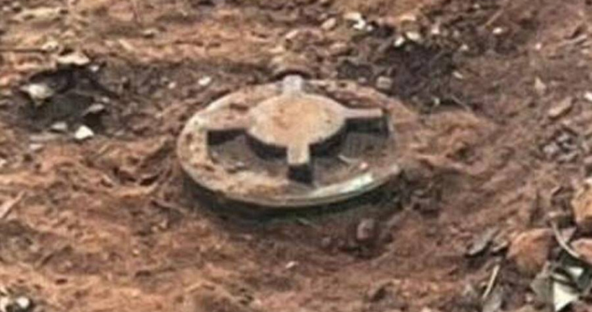 泰國一名陸軍士兵在泰柬邊境執行任務卻誤踩地雷，右腿傷勢嚴重被迫截肢。（圖／翻攝自《Khaosod》）