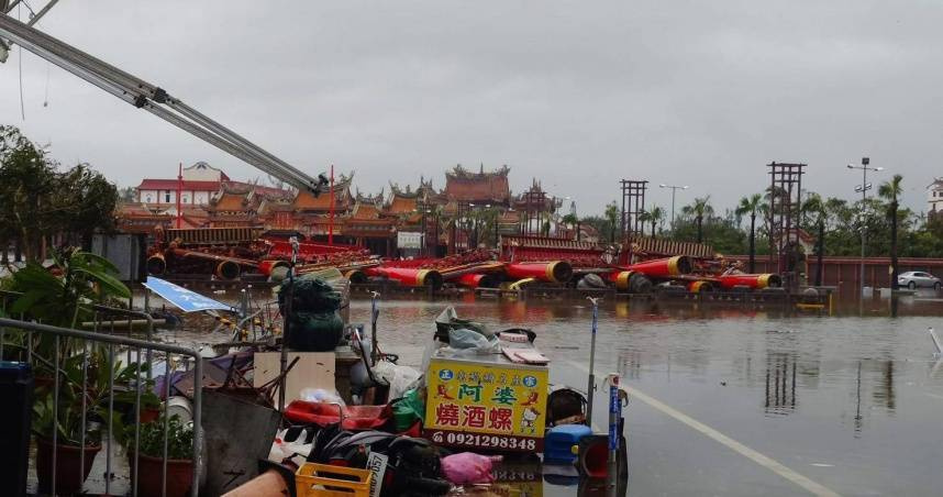 歷經42年的南鯤鯓大牌樓，於2025年遭颱風吹毀，現場一片狼藉。（圖／翻攝自記者爆料網）