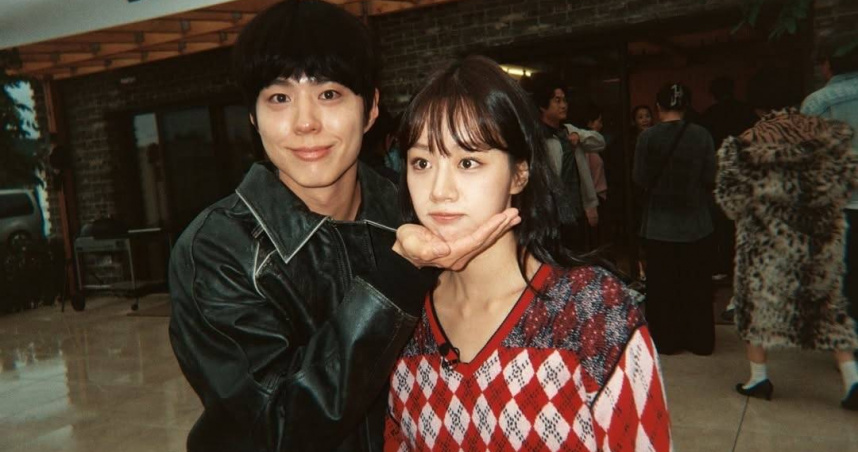 朴寶劍（左）與惠利因戲成為好朋友，兩人感情好到被拱結婚。（圖／翻攝自出差十五夜IG）