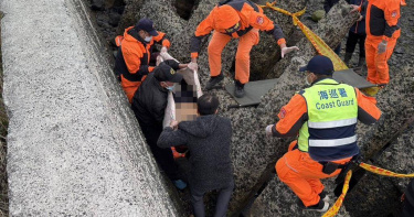 澎湖漁夫清晨倒臥消波塊猝死。（圖 ／翻攝畫面）