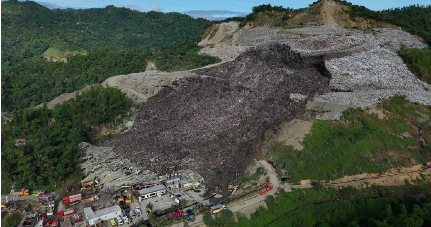 菲律賓宿霧一處垃圾掩埋場發生坍塌，目前已傳出1人死亡、38人失蹤，當局已展開搜救行動。（圖／達志／美聯社）