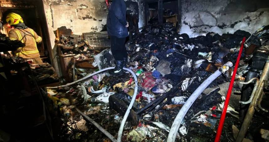 義消見詹能傑脫掉面罩後，急與他共用面罩，最後自己也缺氧趴地爬出火場。（圖／翻攝畫面）