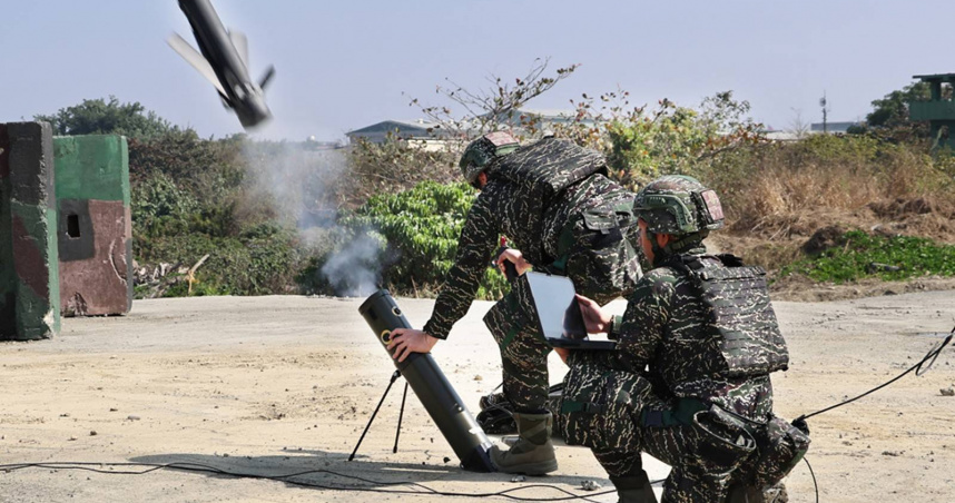 2026年春節加強戰備操演中，濱海打擊群（LSG）從岸上施放攻擊型無人機，對敵兩棲載具實施攻擊。（圖／報系資料照）