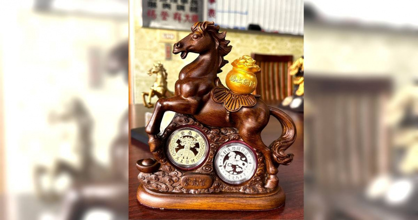 專門用在「送神」和「迎神」時，甲馬上印有神明的神馬座騎，以及在神明一旁的護法兵將們專用的頭盔、盔甲、盾牌等兵器。 （圖／楊登嵙提供）