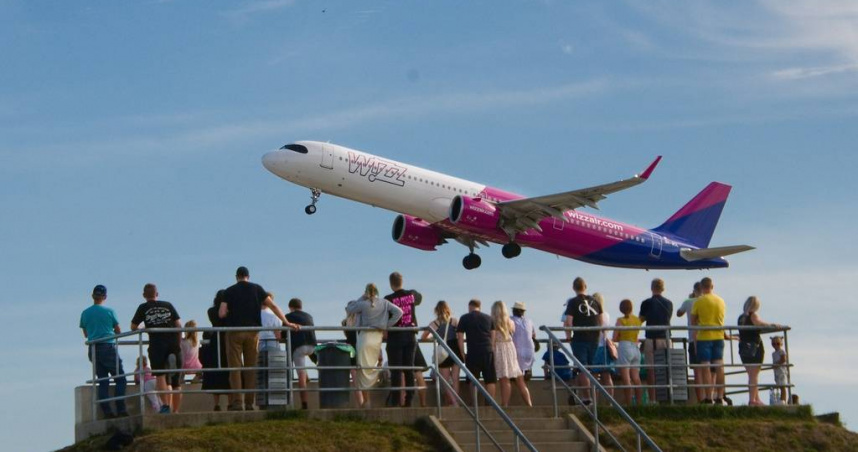 威茲航空W9-5301航班安全降落以色列後，乘客在偵爆犬與安檢人員戒護下接受全機搜查。（圖／達志／美聯社）