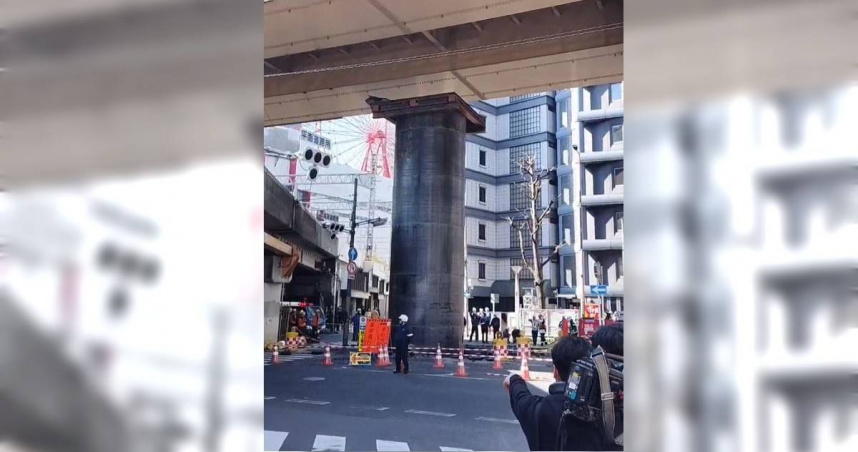 日本大阪梅田的新御堂筋週三（11日）發生地下管線隆起事故。（圖／翻攝自X，新里嘉孝 元大阪市会議員 北区（にいざとよしたか））