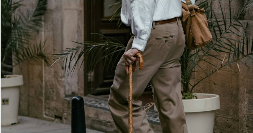 屏東市1名63歲張姓男子近日在派出所前來回徘徊，表示自己要徒步前往屏東車站尋找父親。（示意圖／翻攝自pexels）