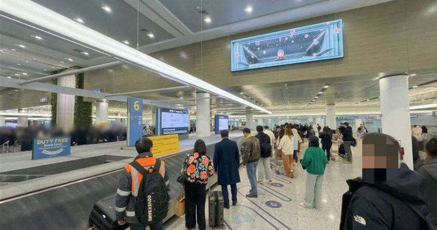 不少台人最近赴韓國旅遊，入境時行李箱被上黃色大鎖，驚慌不已。（圖／翻攝自不奇而遇 Steven & Sia臉書）