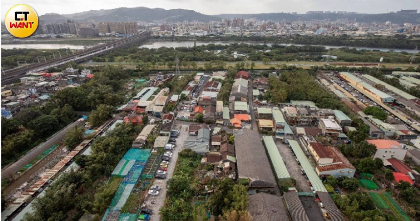 老舊房屋屋頂未來要翻新或增價，都必須符合增設一定規模太陽光電設備。（示意圖／CTWant攝影組）