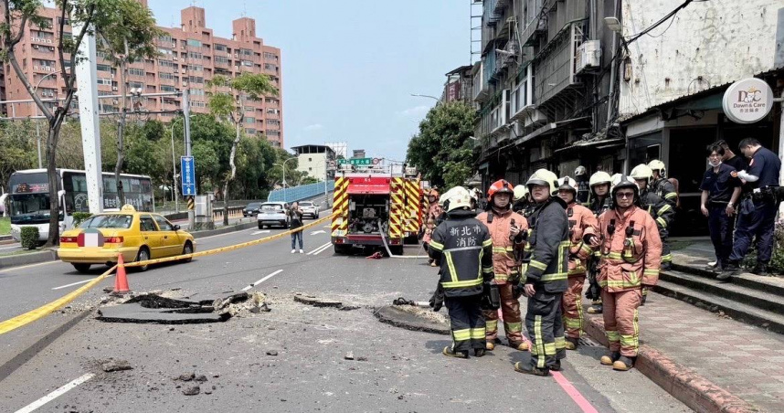 板橋縣民大道14日中午因不明原因發生爆炸，在路面留下2公尺長寬的大坑。（圖／翻攝畫面）