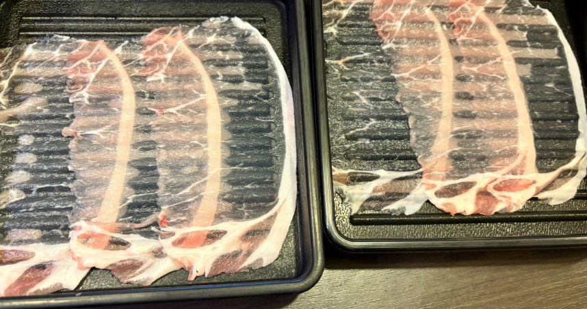 日本網友分享連鎖火鍋店豬肉片薄如蟬翼、幾乎呈現透明狀，照片吸引逾2700萬人觀看。（圖／翻攝自X，@MiamiaWaltz）