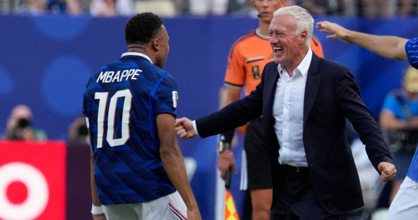 姆巴佩（Kylian Mbappé）進球後與總教練Didier Deschamps開心慶祝。（圖／達志／美聯社）