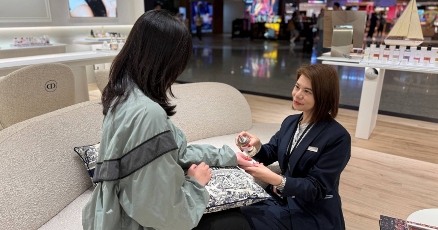 昇恆昌商品銷售組長吳姝瑩在昇恆昌服務近十年，她總是能在專業之外，看見旅客未說出口的需要。（圖片提供／昇恆昌）