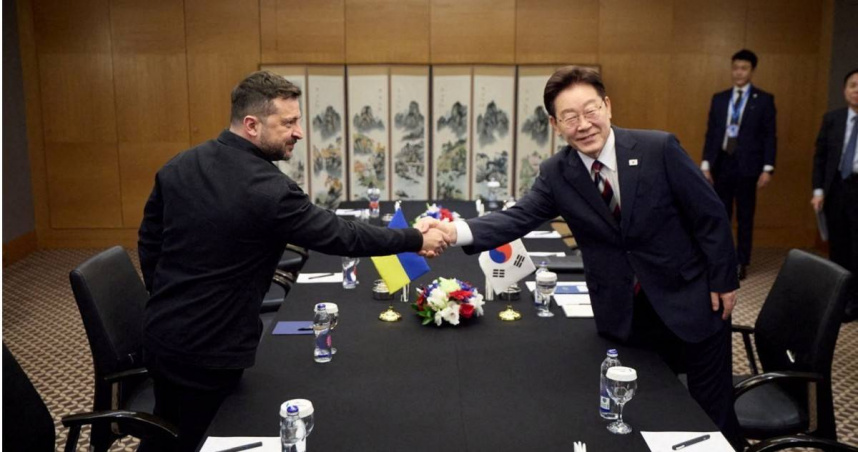 南韓總統李在明日前在土耳其安卡拉出席北約（NATO）峰會期間，與烏克蘭總統澤倫斯基（Volodymyr Zelensky）舉行雙邊會談。（圖／達志／路透社）