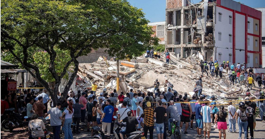 哥倫比亞遭規模7.4強震重創，造成111人死亡，當地居民嚇到不敢回家。（圖／達志／路透社）