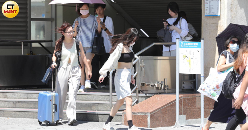 今天北部、東部天氣晴熱，西南部則呈現降雨天氣。（圖／劉耿豪攝）