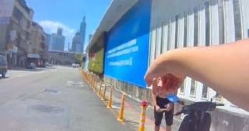 警方接獲報案趕到現場，將持水果削皮刀的半裸王男壓制帶回，一查身分才發現竟是通緝在案的逃犯。（圖／翻攝畫面）