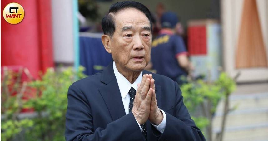 84歲宋楚瑜寶刀未老，跑起輔選行程依舊老神在在。（圖／侯世駿攝）