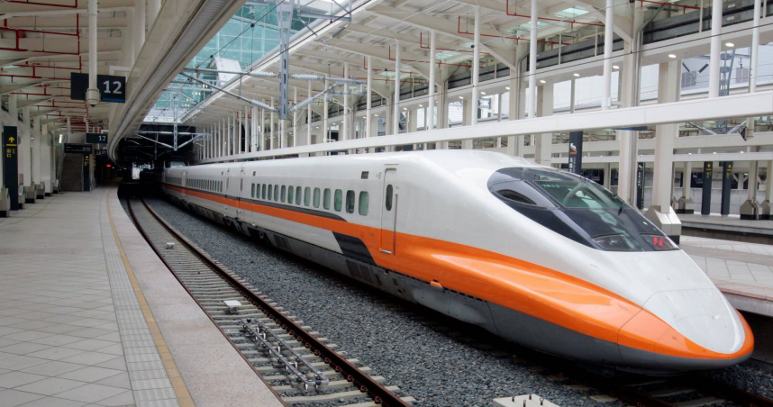 桃園高鐵站站務員喊「讓彰化雲林的朋友先上車」，全場一口答應，讓原PO直呼「台灣人最暖。」（圖／翻攝臉書／台灣高鐵）