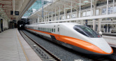 桃園高鐵站站務員喊「讓彰化雲林的朋友先上車」，全場一口答應，讓原PO直呼「台灣人最暖。」（圖／翻攝臉書／台灣高鐵）