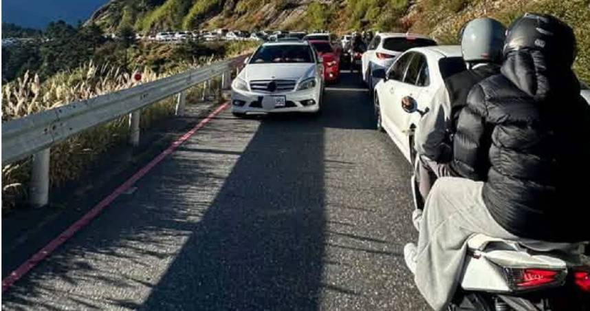 賓士橫停癱瘓合歡山！　警揭沒開單真相：能罰早罰了