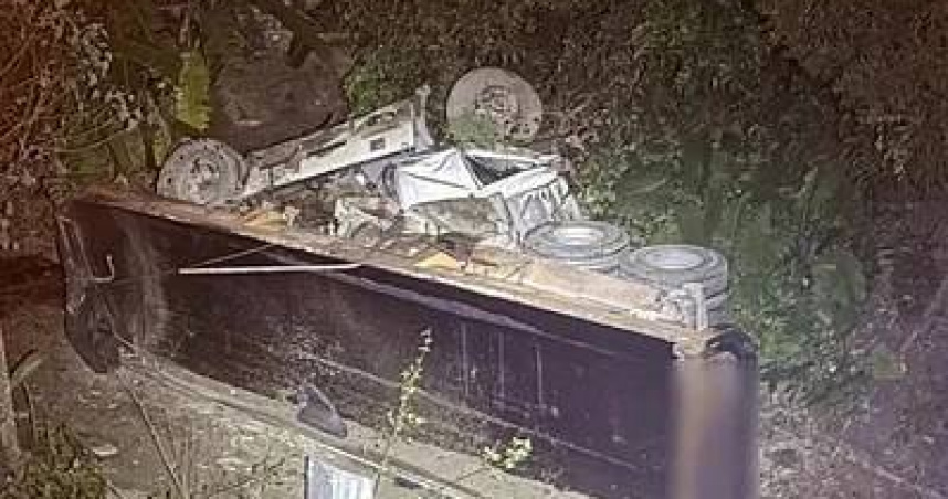國道砂石車失控墜橋！車斗翻覆壓爛車頭　27歲駕駛送醫仍不治