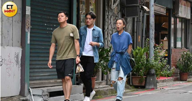 獨家/金曲入圍無偶包 余佩真哈欠不遮口大嗑南洋餐