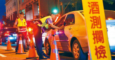 吹50次沒結果 酒駕女要求抽血檢驗被當拒測