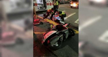 女騎士酒駕見警心虛一路狂飆 自撞小黃倒地當場昏迷