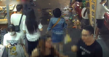 2歲女兒夜市釣魚遭攤商搬椅摔倒 男怒揪3友翻桌打人