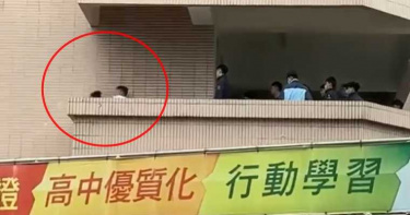 影/台中嶺東中學「集體霸凌」 爆打砸水桶…一票學生圍看熱鬧