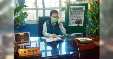 老羞校長3/硬搶教學用大螢幕搞自肥 把校長室變家庭劇院