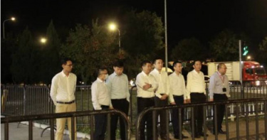 10月16日深夜，海航控股黨委班子體驗一線員工戶外候車感受。（取自海航集團微信公眾號）