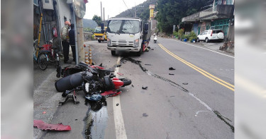 高速過彎車體失控 騎士遭大貨車輾死