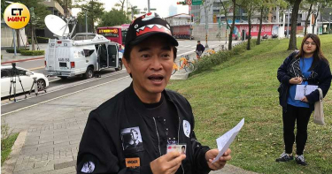 吳宗憲晨起趕投票 守規定笑變「哆啦A夢」