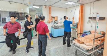 新北市消防局安檢人員日前至醫院複查消防設備，若有缺失即要求限期改善，並公告醫院。（圖／新北市消防局提供）