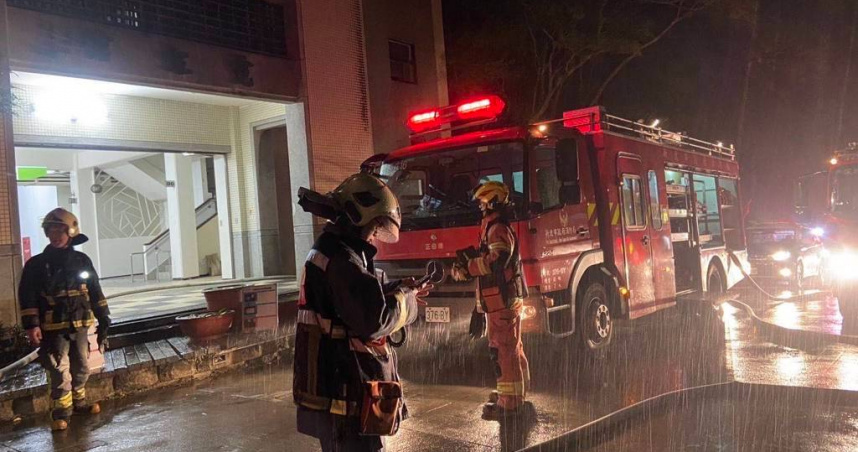 華梵大學美術教室深夜突燃火海，畫作全毀幸無人傷亡。（ 圖／翻攝畫面）