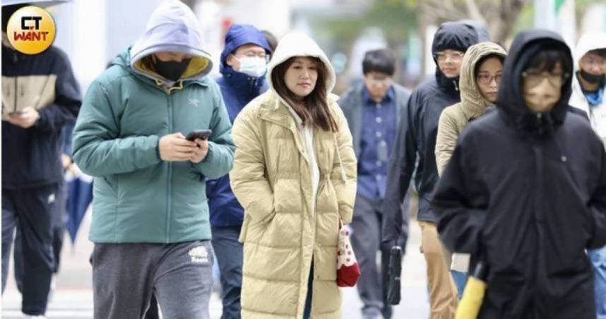 氣象署表示，週五（24日）至週末左右冷空氣南下，強度有機會達到強烈大陸冷氣團以上。（示意圖／方萬民攝）