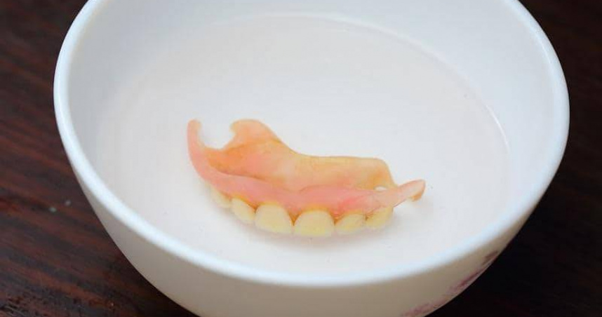 有媳婦看到婆婆用吃飯的碗泡假牙,瞬間沒胃口吃午餐。(圖/毒姑九賤婆媳討論區臉書)