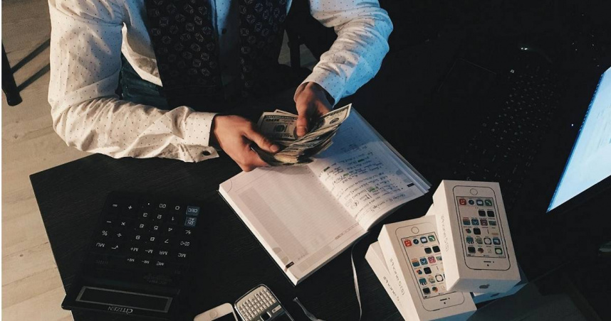 男網友發文分享，家人去年過世後，他計算遺產稅時，驚覺需繳納高達1600多萬元。（示意圖／翻攝Pexels）