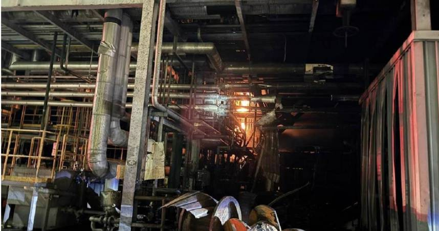 位於新竹縣新埔鎮的遠東新世紀紡織廠棉六場北廠今（6日）凌晨近3時突發生鍋爐爆炸意外，新竹縣消防局獲報後，立即派遣35車、共73人趕抵現場救援，遺憾仍釀成2死19傷的悲劇。（圖／新竹縣消防局提供）