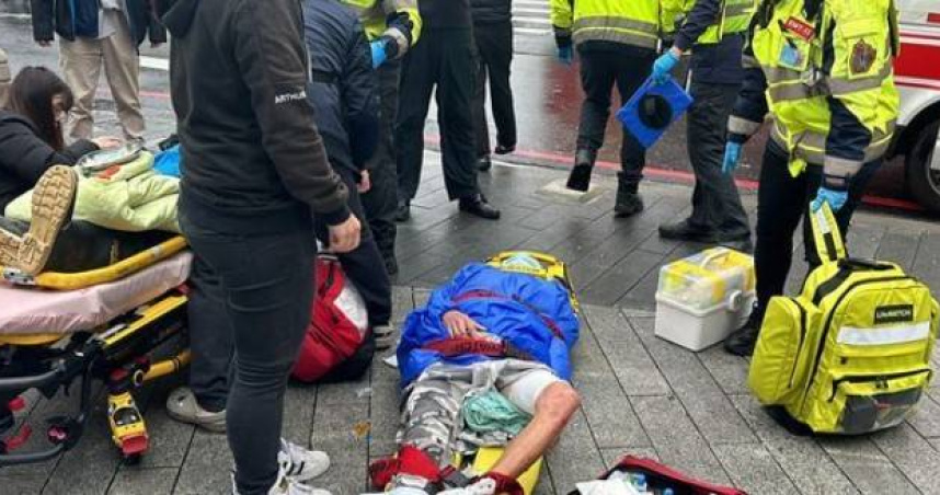 台中新光三越百貨發生爆炸，最小傷患為澳門的2歲女童，目前正插管轉院搶救。（圖／翻攝畫面）